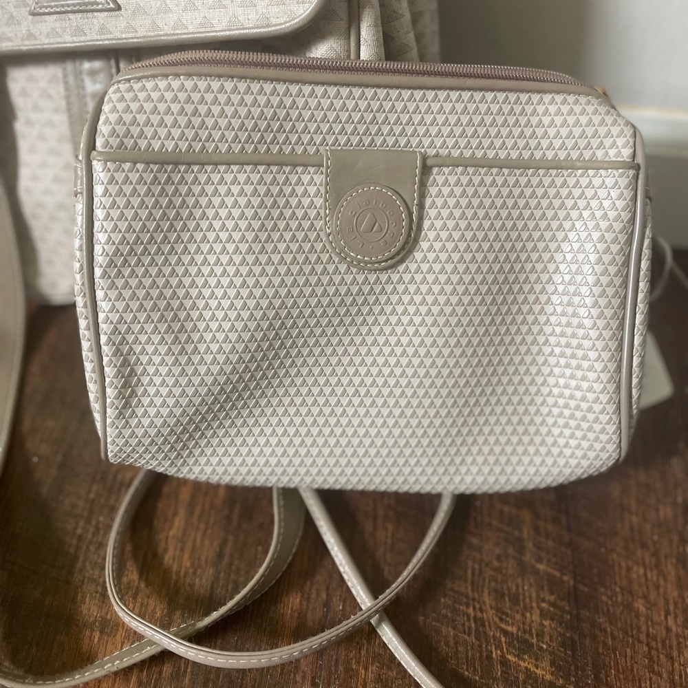 Two (2) - TRUE 1983-84 VINTAGE Liz Claiborne Cream Shoulder Bags Textured Design - Picture 3 of 12